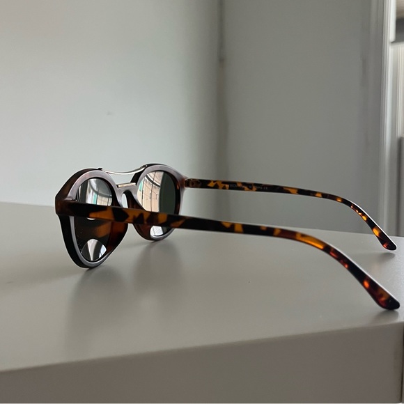 ROUND CAT-EYE MIRRORED TORTOISE SHELL SUNGLASSES - Picture 3 of 6